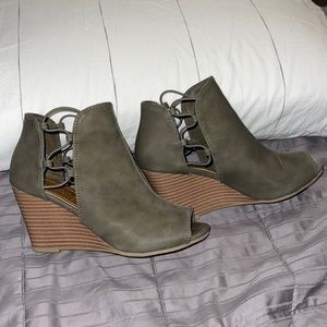 Slightly used woman’s Sugar wedges - olive green 6.5